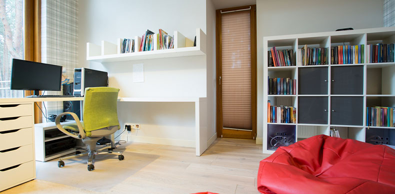 ویلاهایی که اتاق‌ها بیشتری دارند، می‌توانید یک اتاق را برای اتاق مطالعه در نظر بگیرید و فضای کتابخانه را برایش ترتیب دهید. این فضا می‌تواند در نزدیکی نشیمن یا ورودی ویلا هم قرار بگیرد.