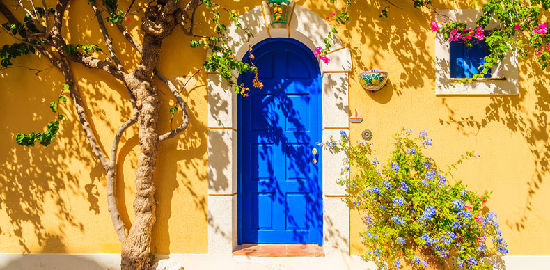 استفاده از رنگ آبی روشن، در رنگ آمیزی درب ورودی ویلا باعث می‌شود قسمت‌های دیگر ساختمان و اطراف آن به خوبی به چشم بیایند و دیده شوند